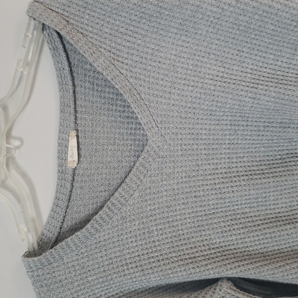 Alter'd State Top Women's Gray Waffle Knit V-Neck Crop Loungewear - Picture 4 of 5